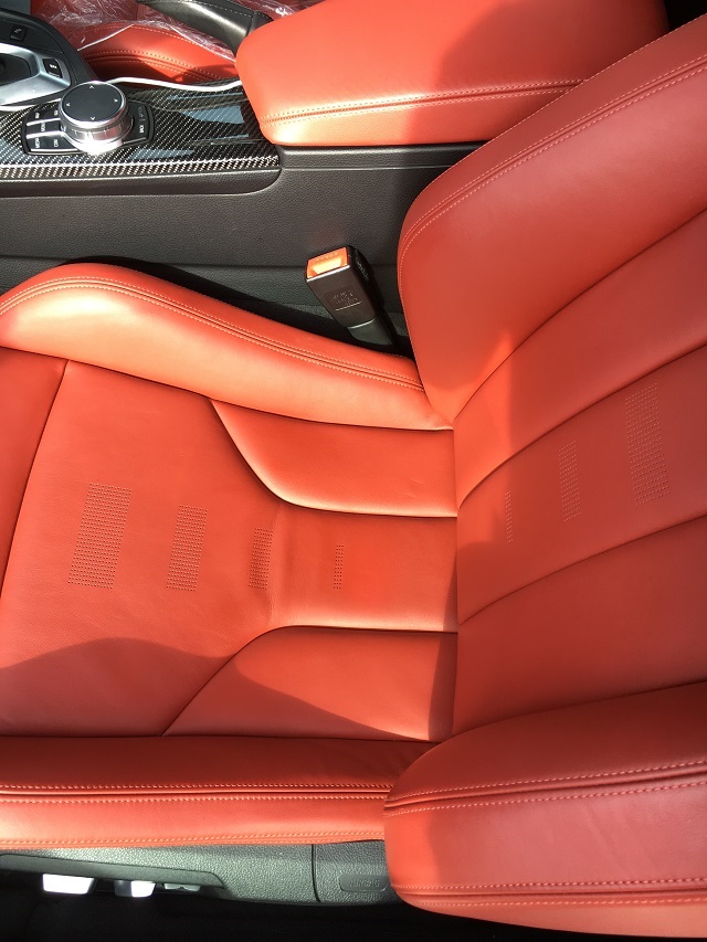 BMW M4 赤シート傷修理 | 埼玉県戸田市 | さいたま市｜埼玉の車内装